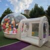 Burbuja inflable para jardín con fondo de árboles