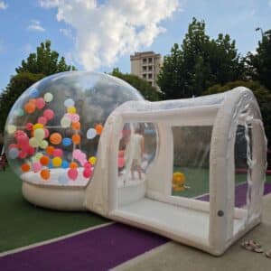 Burbuja inflable para jardín con fondo de árboles