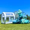 Burbuja inflable para jardín decorada con globos de colores llamativos, colocada dentro de una sección al aire libre de una casa.