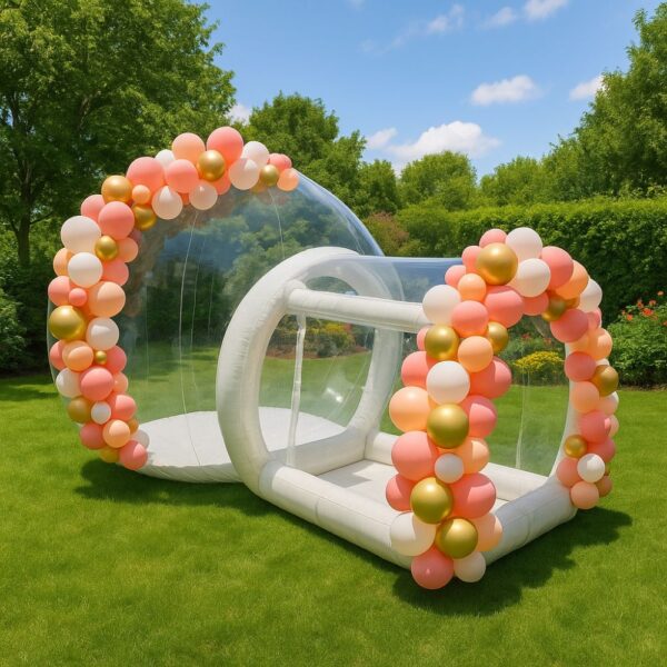 Burbuja inflable para jardín decorada con globos de colores llamativos, colocada dentro de una sección al aire libre de una casa.