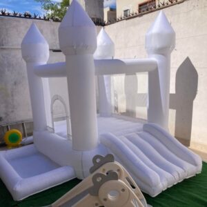 Castillo inflable blanco con cuatro torres, resbaladilla frontal y alberca de pelotas.