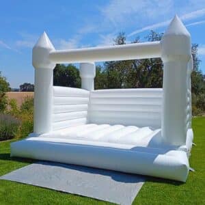 Castillo inflable blanco ideal para bodas, fiestas y sesiones fotográficas
