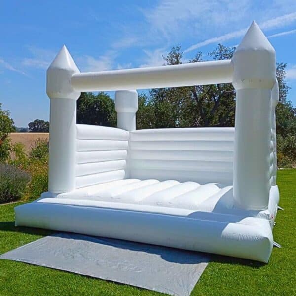 Castillo inflable blanco ideal para bodas, fiestas y sesiones fotográficas