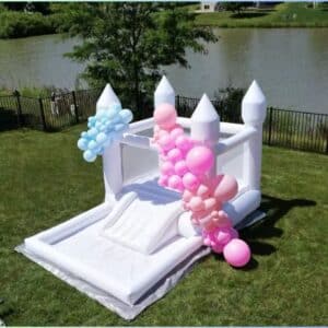 Castillo inflable blanco decorado con globos, ideal para fiestas infantiles y eventos especiales