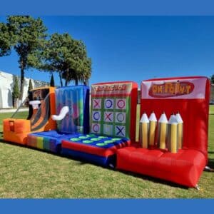 Juego de feria con césped y arboles de fondo