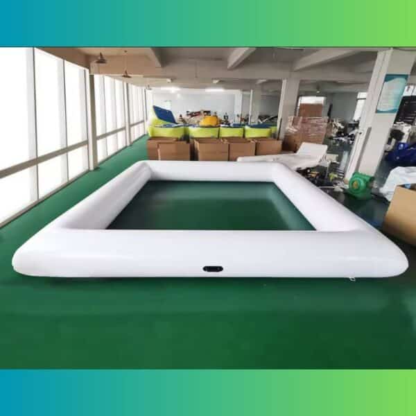 Pista inflable para bumper cars blancos en exterior con castillo inflable y burbuja decorativa al fondo.
